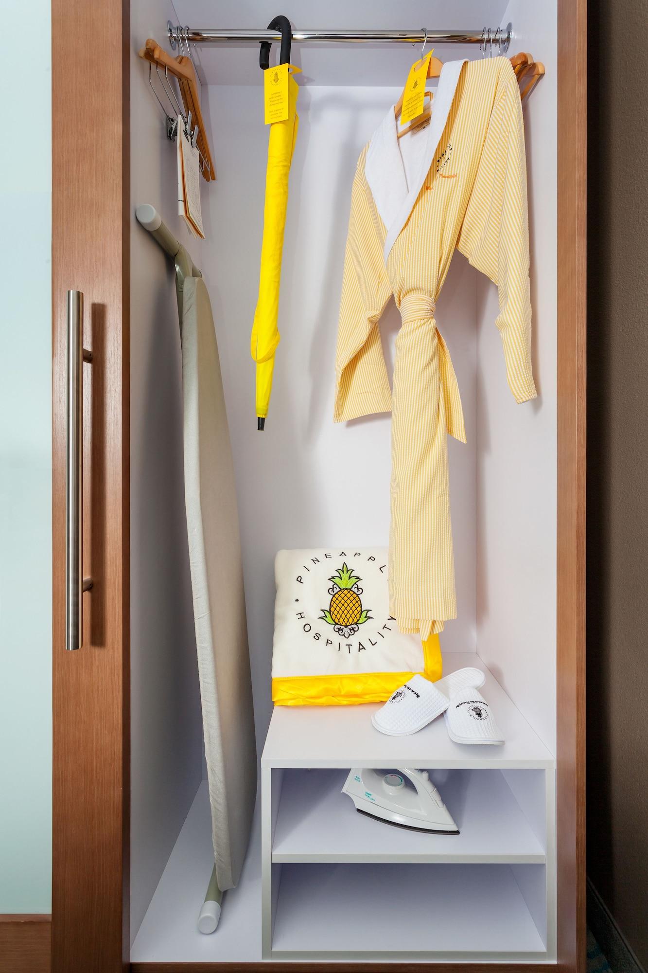Staypineapple, University Inn, University District Сиатъл Екстериор снимка