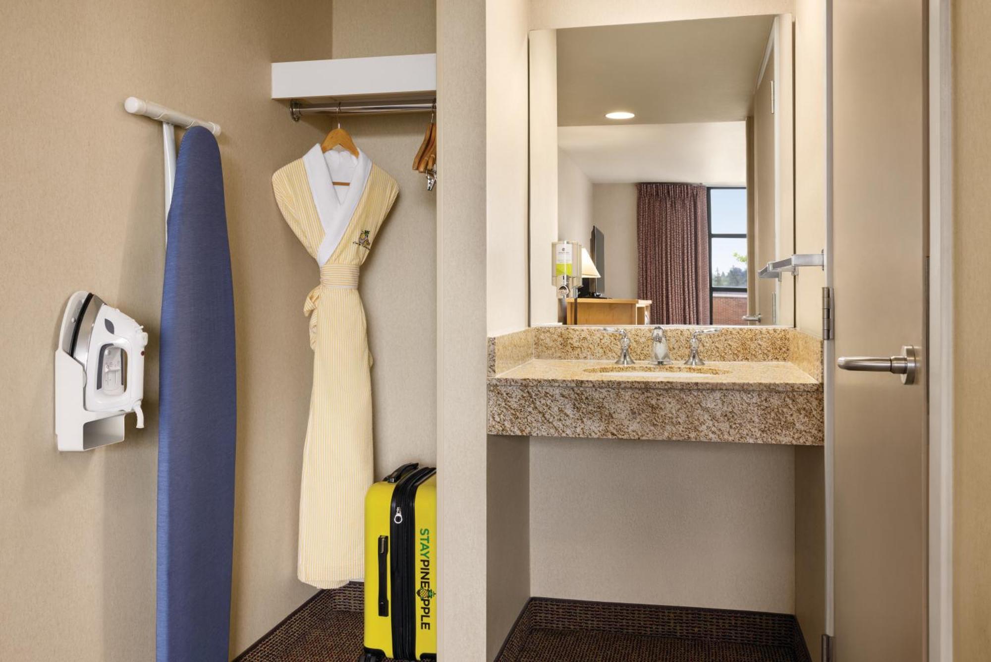 Staypineapple, University Inn, University District Сиатъл Екстериор снимка