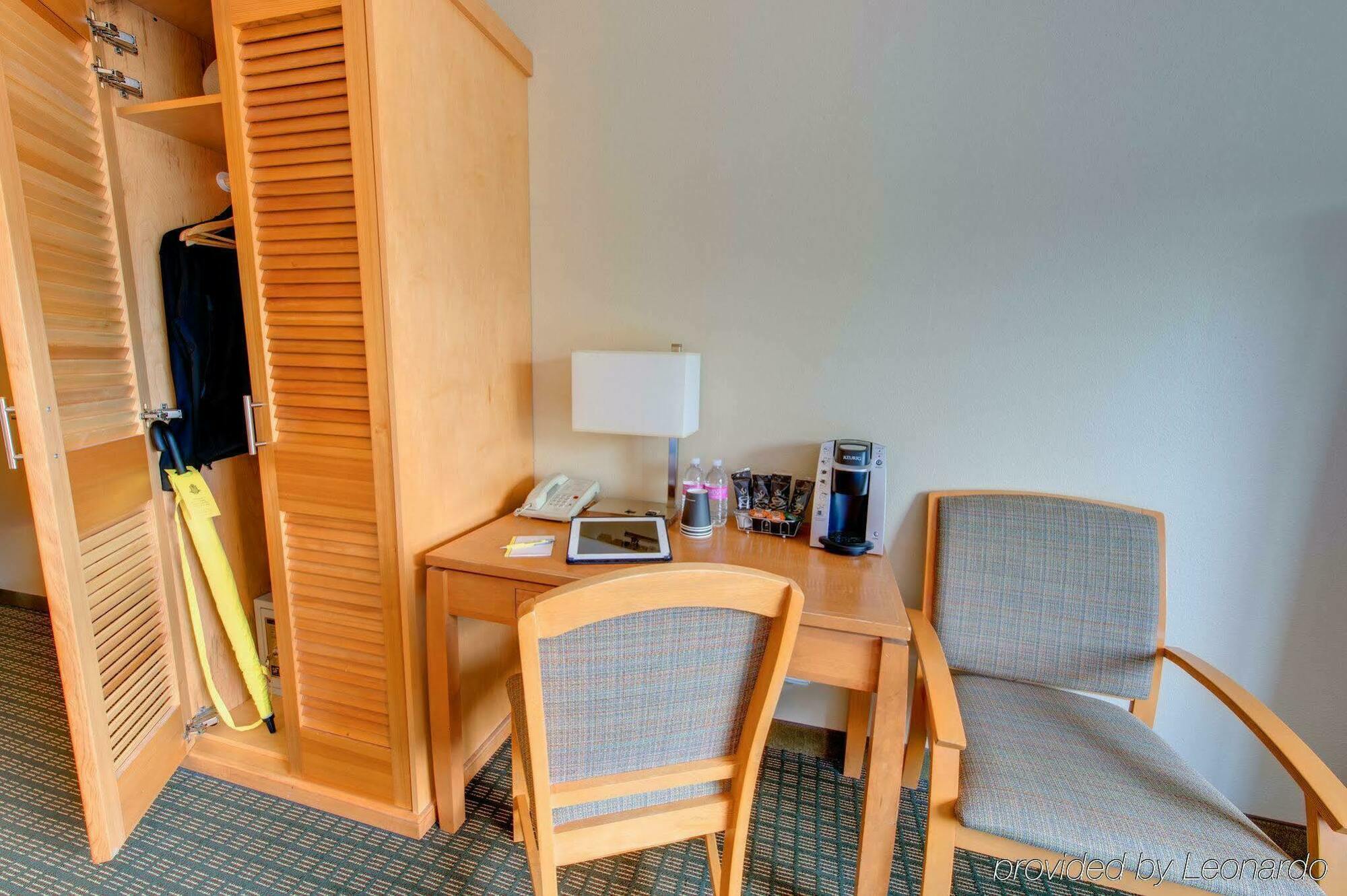 Staypineapple, University Inn, University District Сиатъл Екстериор снимка